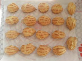 预热好的烤箱中层，上下火180度，烤25分钟，烤好后再焖10分钟，取出放凉，烘烤过程中一定不要打开烤箱门，泡芙会塌陷