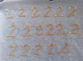 预热好的烤箱，中层上下火180度烤5分钟，上色后取出，轻拿轻放