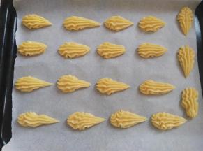 用大号8齿裱花嘴在油纸上挤出水滴形状