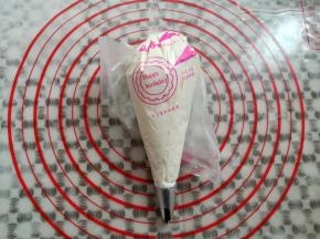 淡奶油转入裱花袋中，配中号5齿裱花嘴