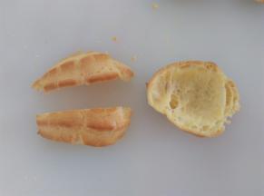 泡芙从底部切开，上半段再切2下做翅膀用