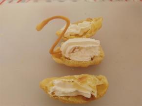 天鹅的身体，翅膀分别挤上淡奶油，身体部分装上脖子