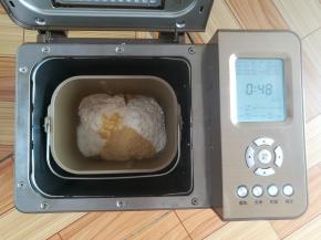 主配方中所有材料按照先液体再粉末的顺序放入面包机里，选择发面程序48分钟