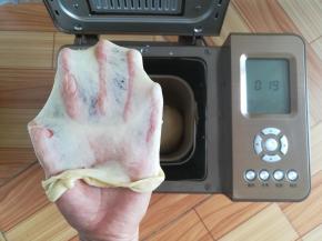 和面结束，拉一个手套膜，加了黄豆面。边缘有点裂