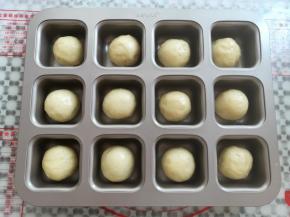 把所有的面团全部放入模具里，进烤箱选择发酵30分钟