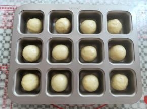 把所有的面团全部放入模具里，进烤箱选择发酵30分钟