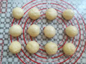 面团取出平均分成12份，排气滚圆，松弛5分钟