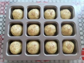 面团取出在表面刷一层薄薄的蛋液，撒上适量的白芝麻（同时预热烤箱上火130度，下火170度）