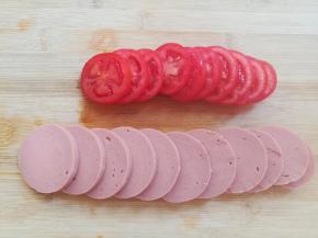 番茄和火腿肠切薄片