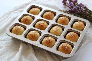 面包烤熟后取出脱模放凉