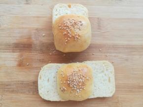 小面包根据喜好切成2-3块