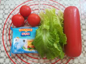 准备好做汉堡的材料，生菜洗净待用