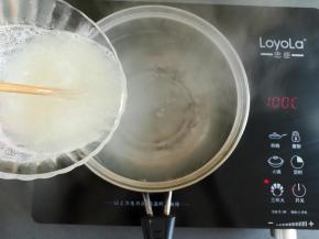 转小火继续加热，倒入白凉粉浆