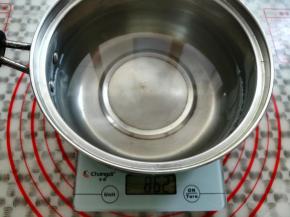 奶锅里放入850克的水，我放的多了一点点