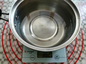 奶锅里放入850克的水，我放的多了一点点