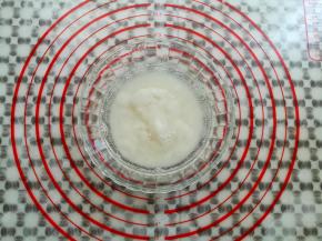 取干净的小碗，放入50克凉粉和100克水