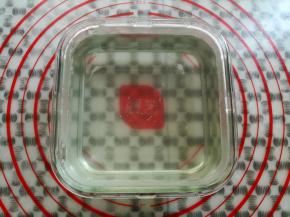 凉粉倒入耐高温的玻璃碗里放凉转入冰箱冷藏数小时