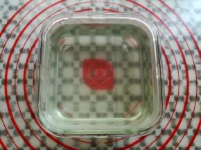凉粉倒入耐高温的玻璃碗里放凉转入冰箱冷藏数小时