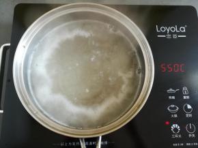 继续大火煮开凉粉2分钟