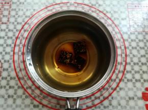 奶锅里放入250克水和红糖块