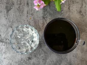 吃的时候把凉粉切成小块，加入适量的红糖水