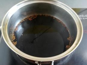 红糖彻底融化后关火，放凉后转入冰箱冷藏