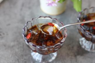 晶莹剔透的红糖冰凉粉