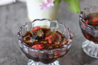 吃的时候可以加入一些葡萄干或者枸杞之类