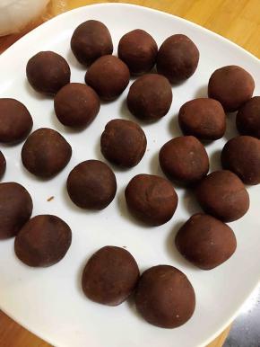 馅料15g一个搓球，盖保鲜膜，别干了。