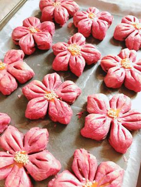 这盘红曲粉多一些，颜色深，也好看。