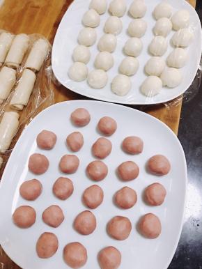 油皮材料混合，连摔带打揉至光滑出膜，盖保鲜膜松弛30分钟。

酥皮混合，混合成团就好，盖保鲜膜松弛30分钟。

松弛后，油皮分12份，酥皮分12份，继续盖膜松弛一会儿。