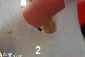 发酵好的中种面团撕成小块，与主面团中除黄油外的材料混合成团，盖上保鲜膜冰箱静置30分钟。30分钟后取出面团揉至扩展阶段，然后加入软化的黄油，揉搓至完成阶段；（这个面团我是手揉的，如果用面包机或厨师机可以不用静置，直接放机器里揉就好）