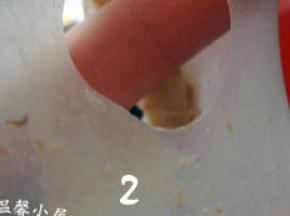 发酵好的中种面团撕成小块，与主面团中除黄油外的材料混合成团，盖上保鲜膜冰箱静置30分钟。30分钟后取出面团揉至扩展阶段，然后加入软化的黄油，揉搓至完成阶段；（这个面团我是手揉的，如果用面包机或厨师机可以不用静置，直接放机器里揉就好）