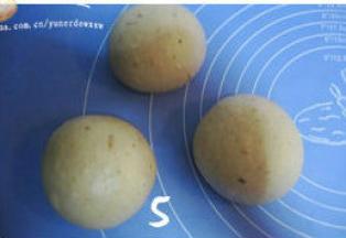 发酵完成的面团排气，分割成三等份，分别滚圆，盖上保鲜膜松驰20分钟；