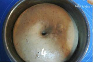 面团发酵至原体积2倍大，用手指在面团上戳个洞，洞口没有立即回缩表示发酵完成；