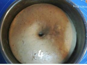 面团发酵至原体积2倍大，用手指在面团上戳个洞，洞口没有立即回缩表示发酵完成；