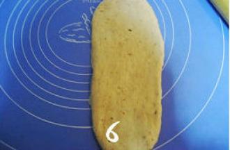 松驰好的面团擀成椭圆形；