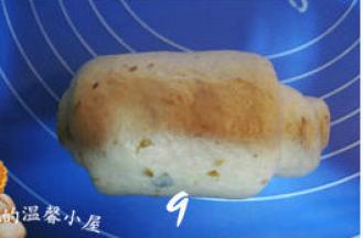 翻面，由上至下卷起，捏紧收口处；