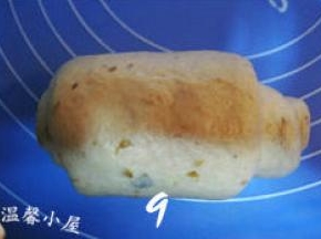 翻面，由上至下卷起，捏紧收口处；