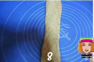 将松驰好的面团压扁，用擀面杖从面团中间向上下两端擀长；