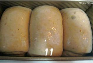 面团发酵至九分满，在表面刷上蛋液；