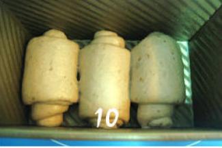 放入吐司盒中，套上保鲜袋放温暖处发酵；