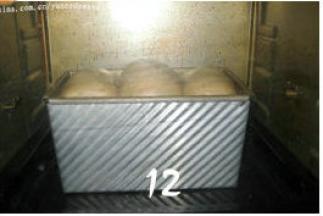 烤箱预热180度，下层，烤40分钟，面团上色后及时盖上锡纸；
温度及时间视自家烤箱灵活掌握