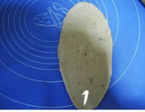 第二次做这个吐司，整形时编了辫子，表面撒上芝麻，烤好后感觉外观上跟曼可顿的黄金堡很相似。编辫子很容易，简单说下整形过程：
1、滚圆松驰后的面团擀成椭圆形