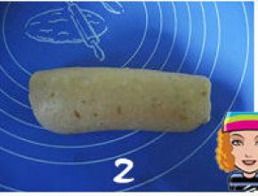 2、翻面卷起，面团尾端捏紧，再松驰10分钟