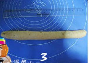 3、然后将面团压扁排气，搓成30cm的长条