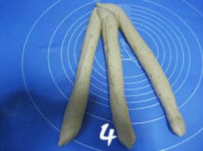 4、如图摆放，头部捏紧。