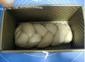 7、放入吐司盒中