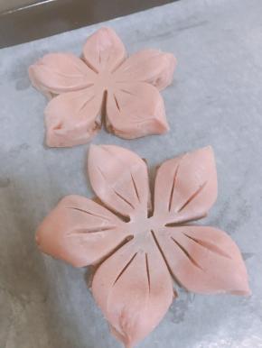 每一瓣捏一下，即可成五个花瓣。转移到烤盘的时候最好用刮板辅助。