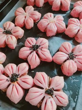 出炉不要动，凉了再转移。这是2g红曲粉的颜色。下图是3g红曲粉的颜色。大家可以自行选择颜色深浅来做。